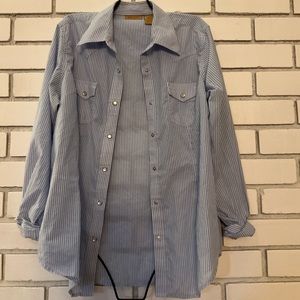 Women’s pinstripe pearl snap medium